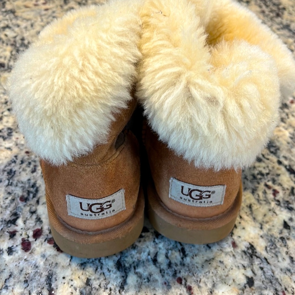 Girls short Ugg boots